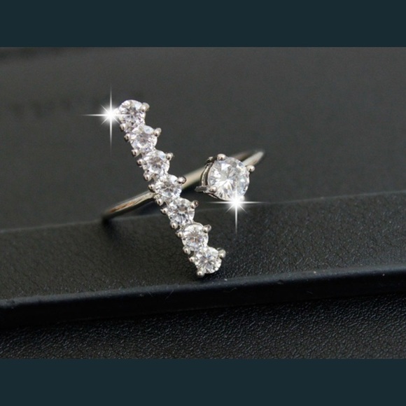🆕 EMMA Adjustable Crystal Ring - Picture 2 of 8